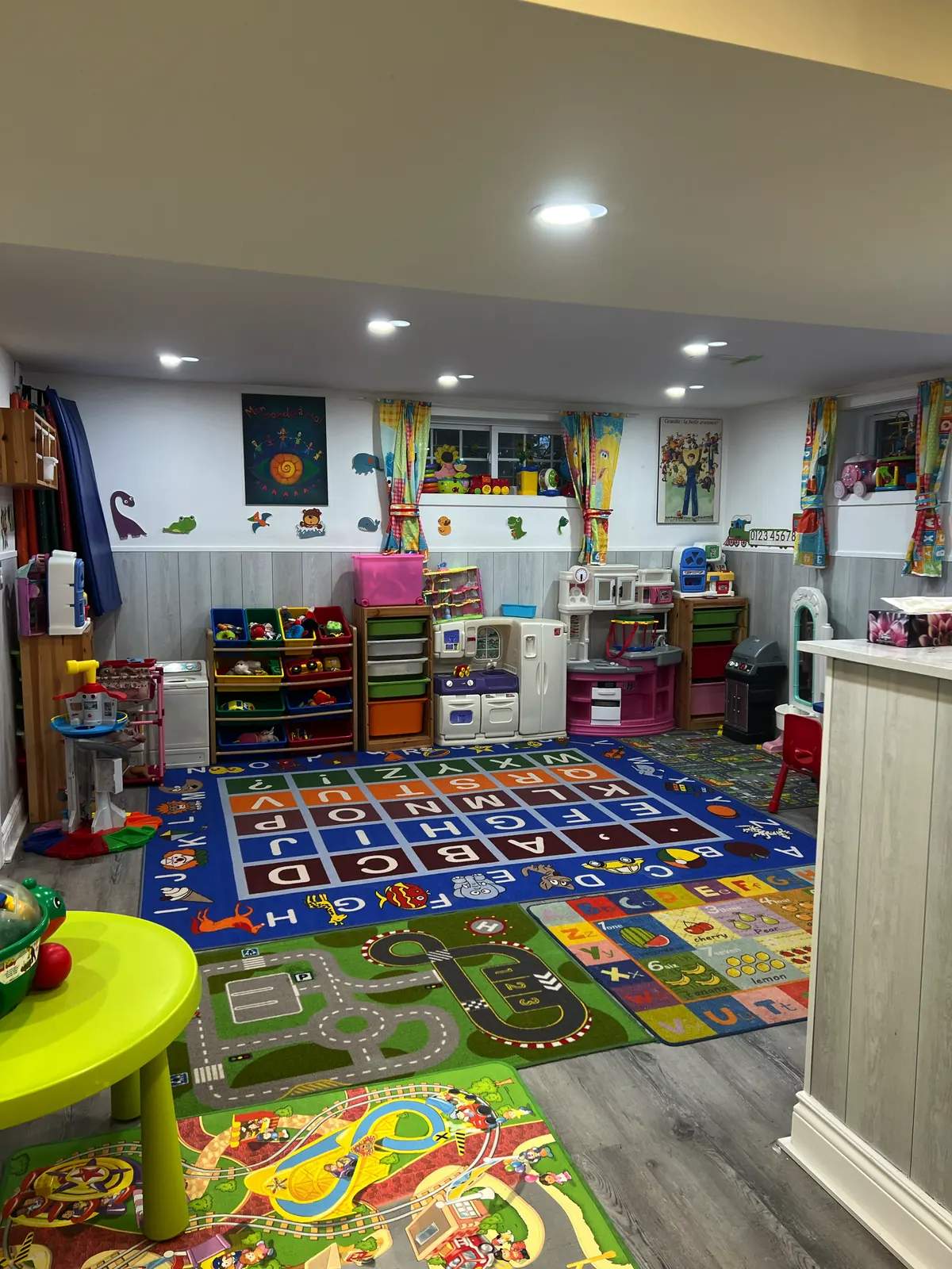 Salle de jeux lumineuse et colorée de Garderie Tournesol à Laval