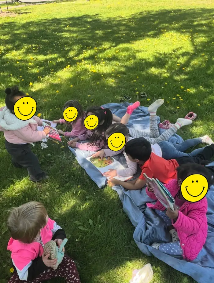 Lecture au parc — Garderie Tournesol