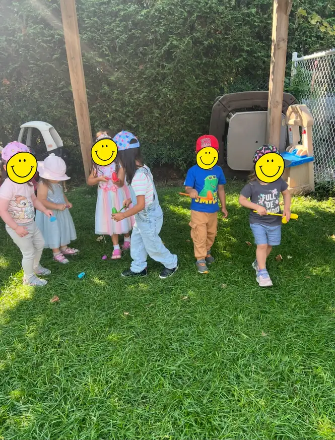 Jeux et éveil dans la cour — Garderie Tournesol