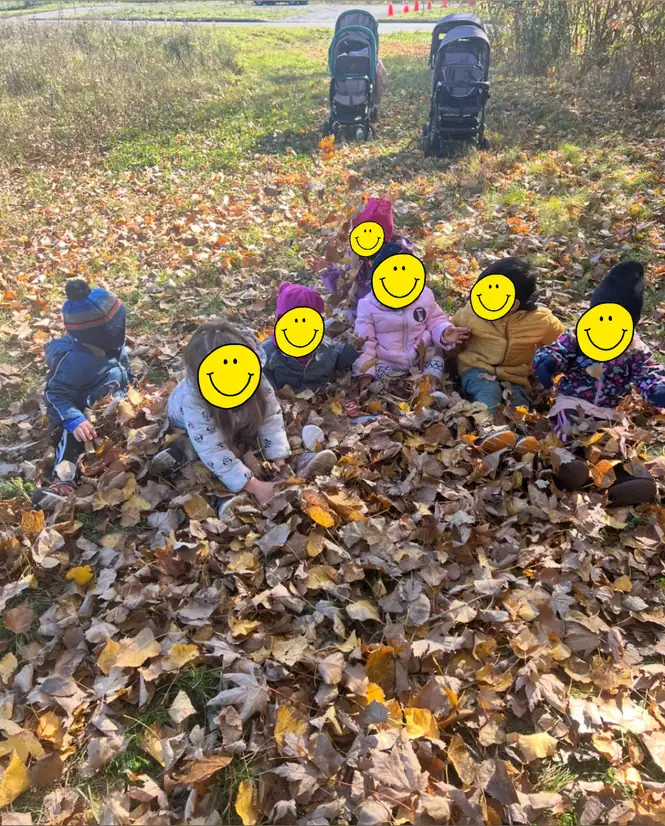 Jeux dans les feuilles d'automne — Garderie Tournesol