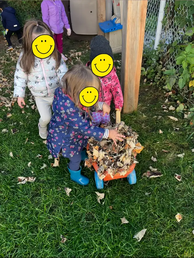 Ramassage des feuilles en automne — Garderie Tournesol