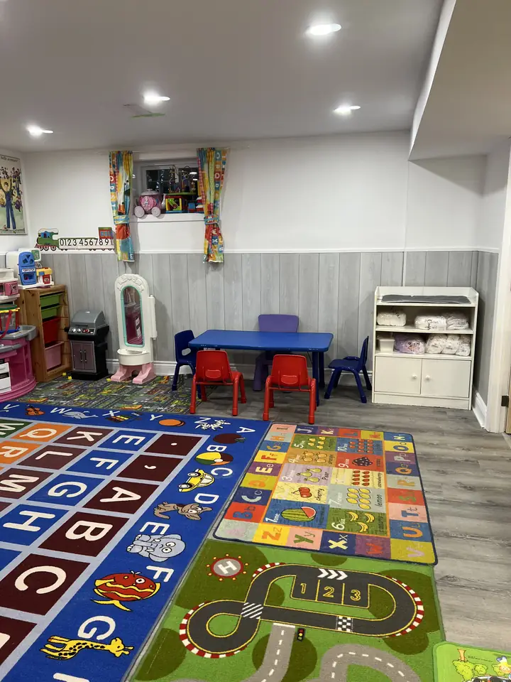 Table d'activités pour enfants — Garderie Tournesol