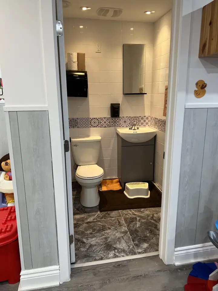 Salle de bain propre et sécuritaire — Garderie Tournesol